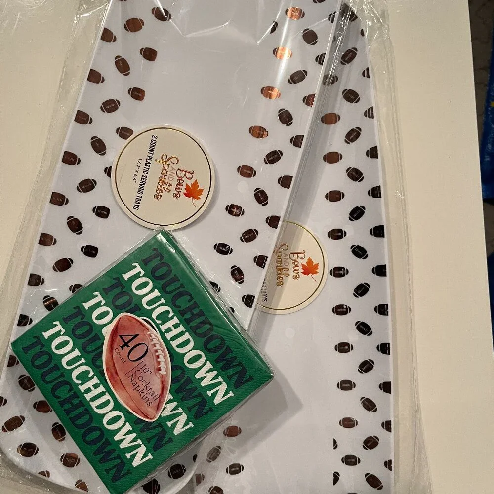 Football Plastic Serving Trays (4) and Football Napkins (new)/ps/x)‎